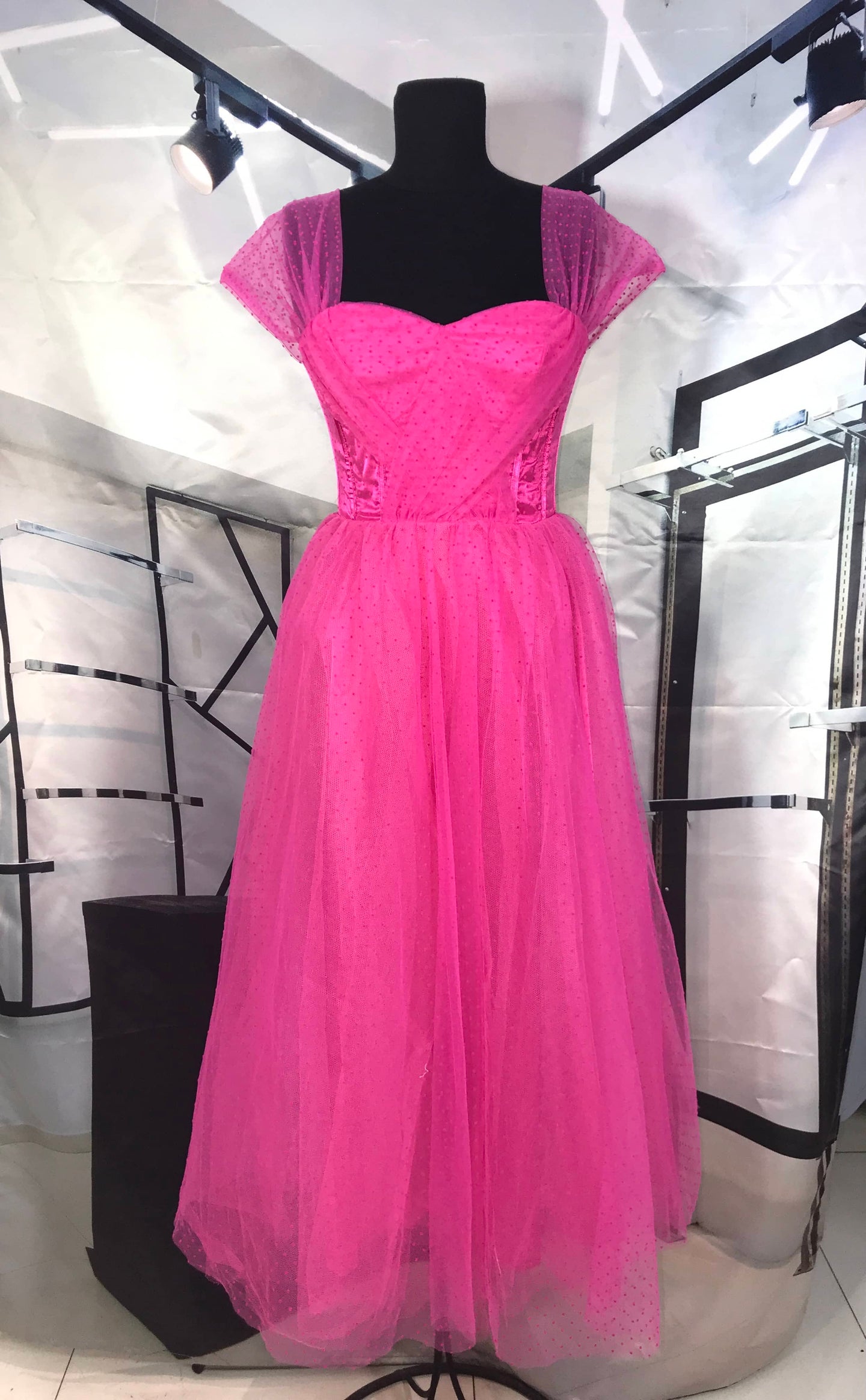 Vestido rosal de tul con textura y partet alta tipo corset