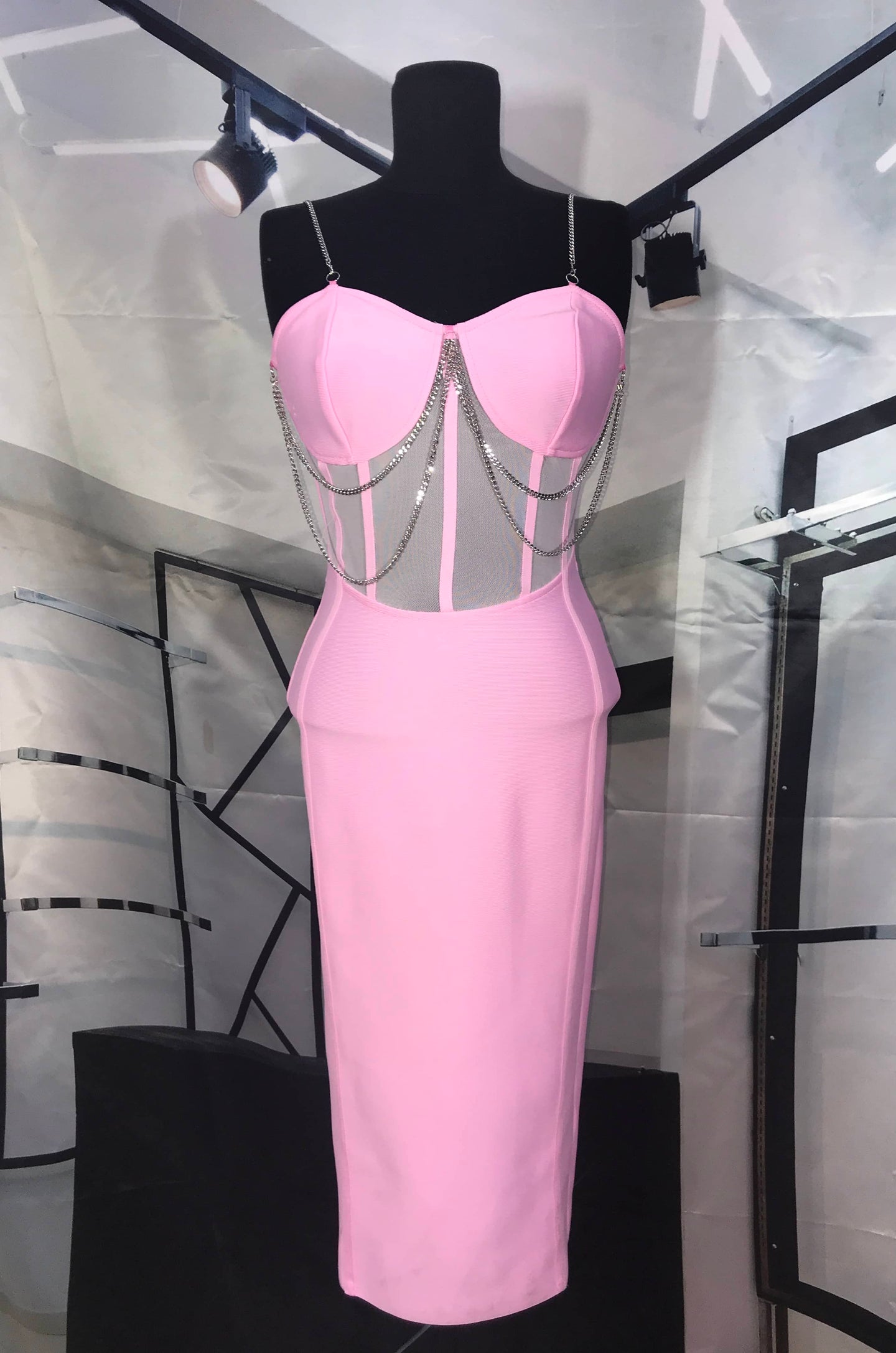 Vestido bandage rosa bebe con parte alta tipo corset y aplicaciones de cadena
