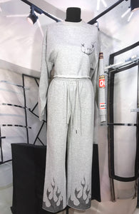 Pants gris con estampado y pedreria flamas