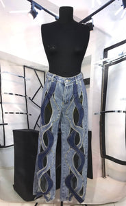 Pantalon de mezclilla con cortes y telas en contraste
