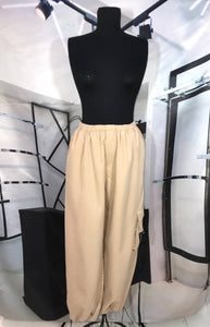 Pantalon cargo beige ajustable cintura y tobillo