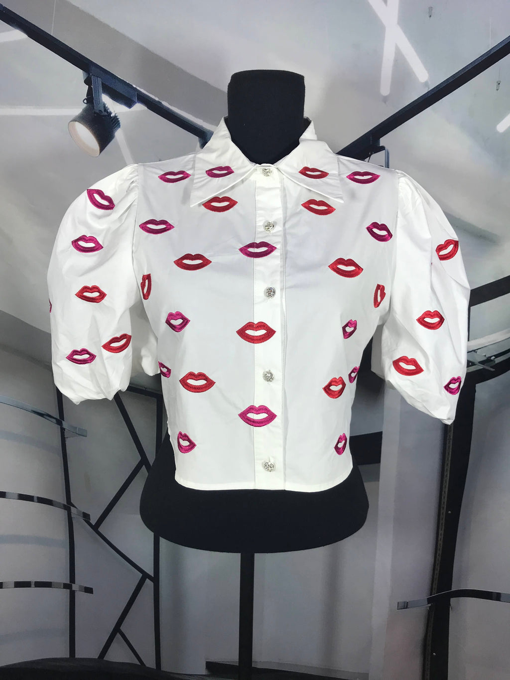 Blusa blanca con labios rojos bordados