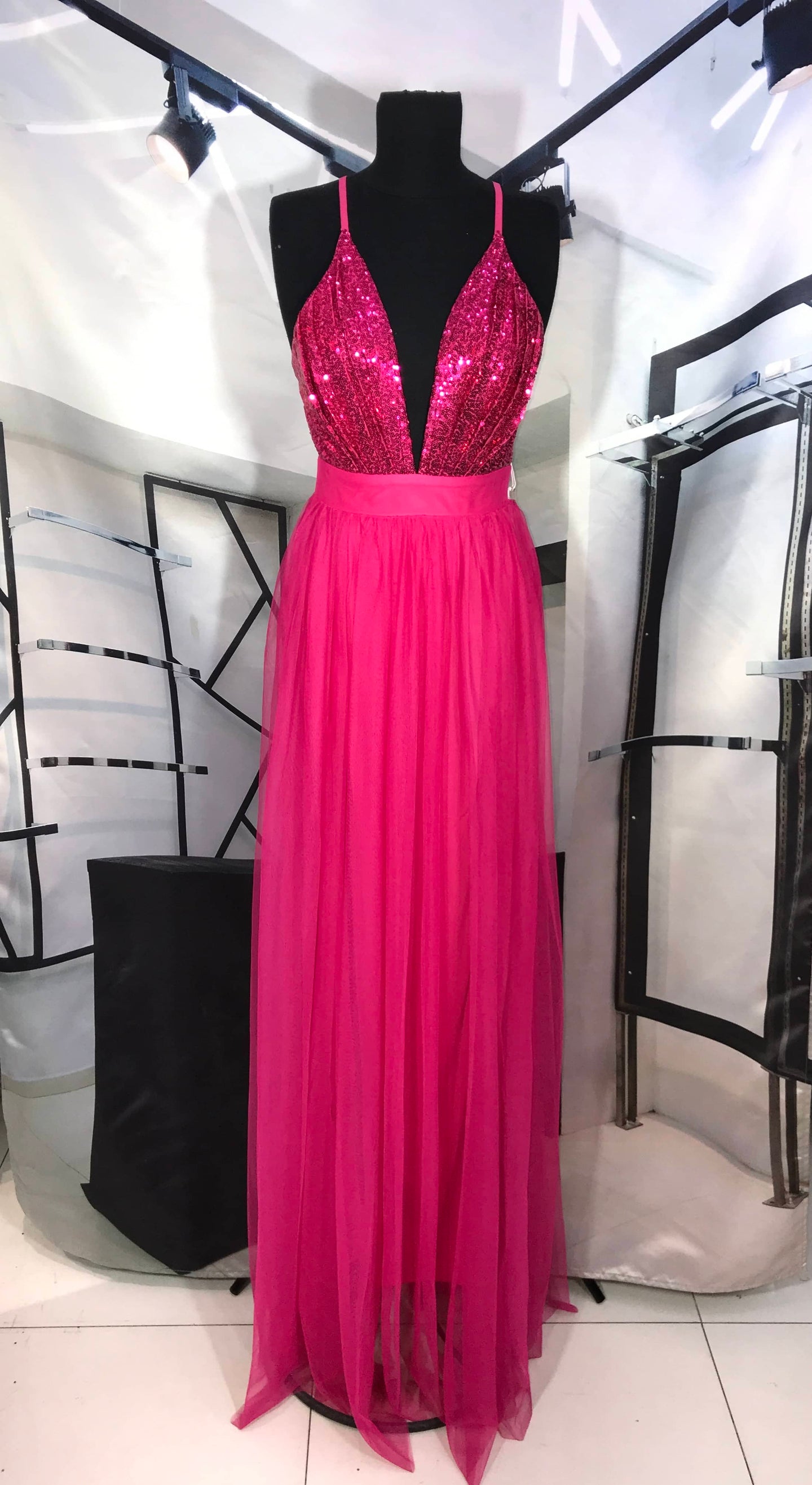 Vestido fucsia con lentejuela en busto