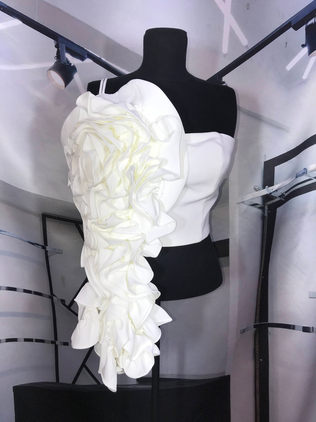 Blusa blanca con maxi flor al frente