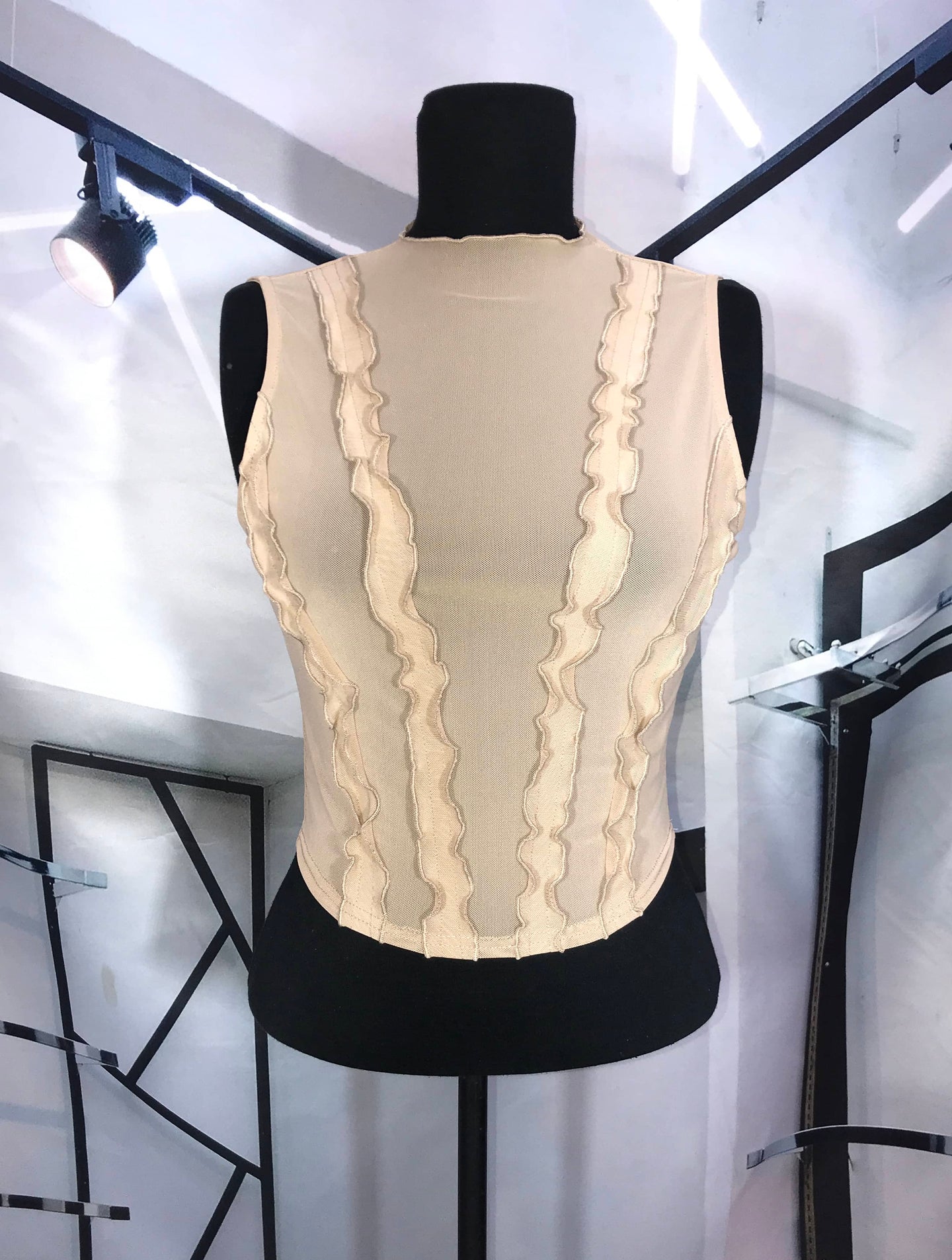 Blusa de mesh beige con rulo al frente