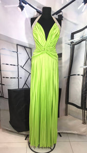 Vestido verde satinado con pedreria al frente