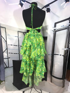 Vestido verde halter con olanes escote en cintura estampado