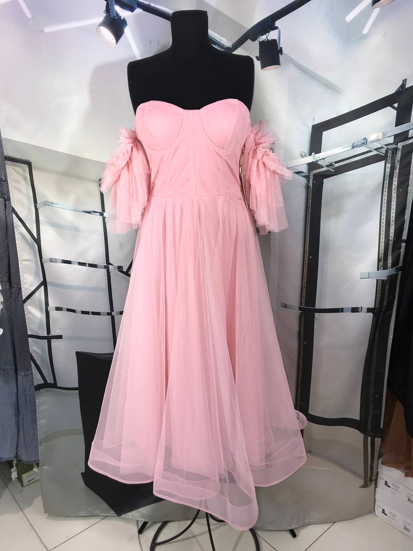 Vestido rosa midi con copas y tirantes de olanes