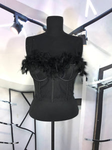 Corset negro con plumas