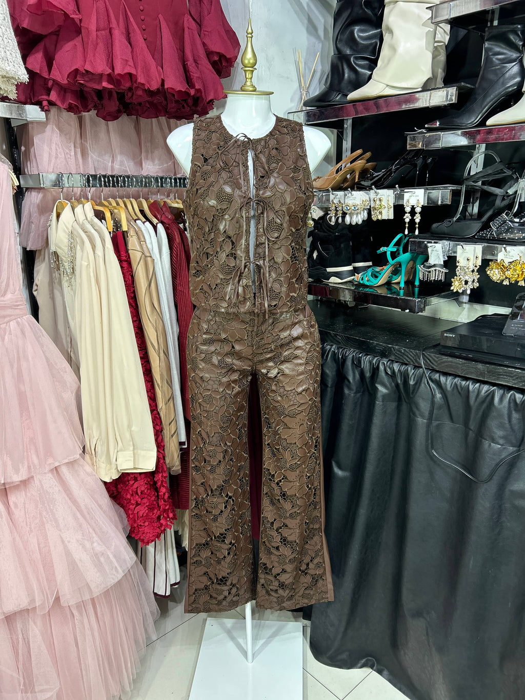 Conjunto cafŽ de vinipiel bordada dos piezas blusa y pantalon
