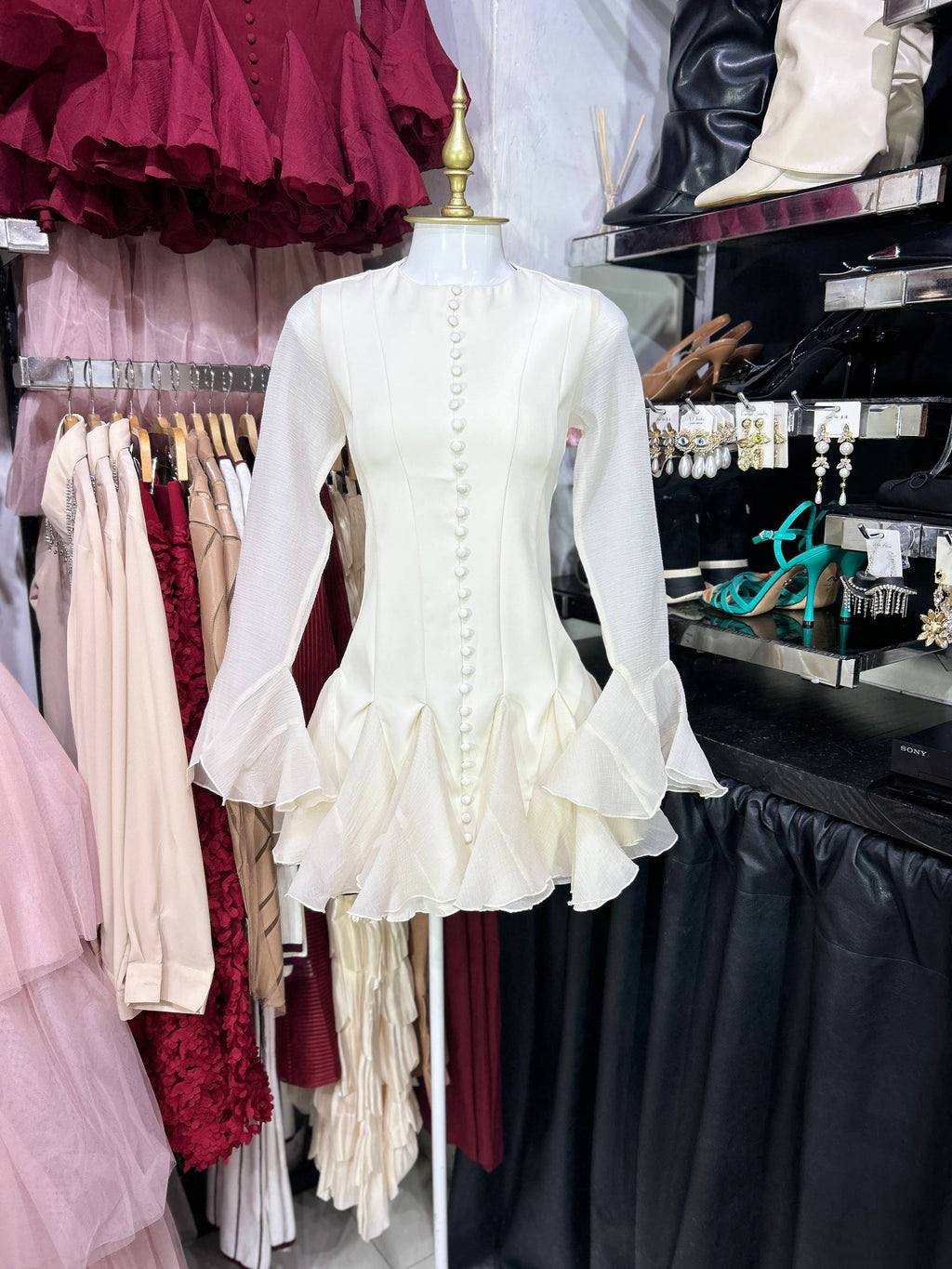 Vestido blanco manga larga con botones mismo tono al frente