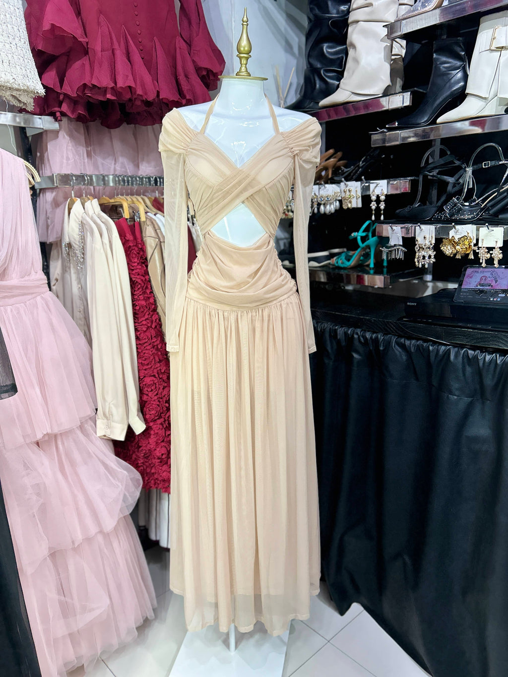 Vestido beige manga de mesh manga larga con escote en abdomen varillas y amarre halter