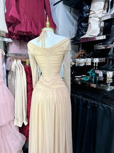 Vestido beige manga de mesh manga larga con escote en abdomen varillas y amarre halter