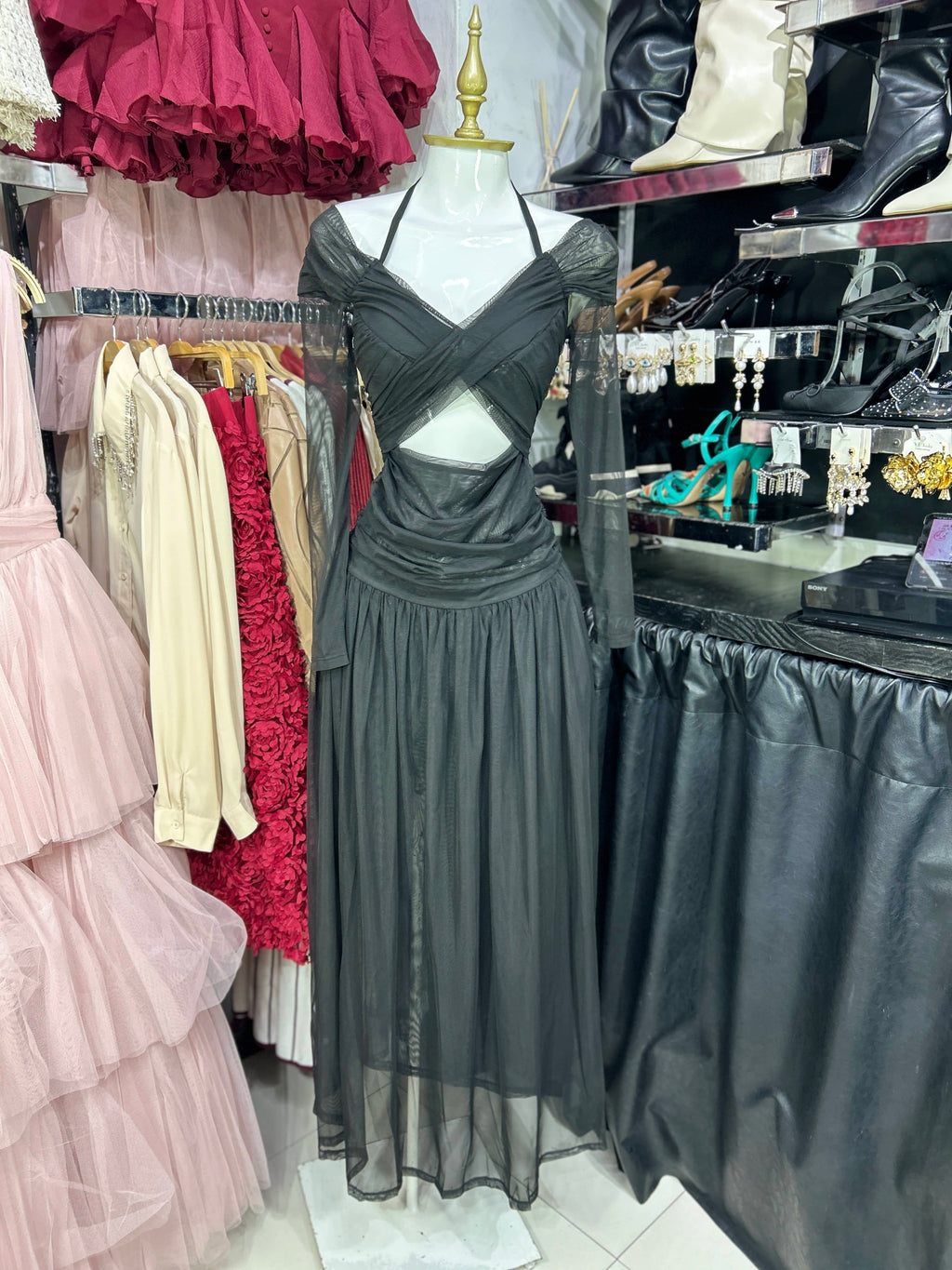 Vestido negro manga de mesh manga larga con escote en abdomen varillas y amarre halter