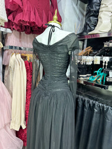 Vestido negro manga de mesh manga larga con escote en abdomen varillas y amarre halter