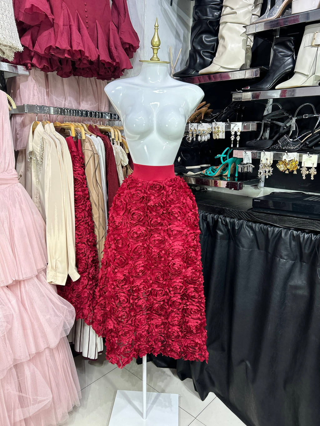 Falda roja midi rosas texturizadas