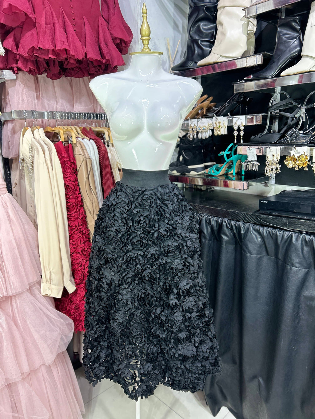 Falda negra midi rosas texturizadas
