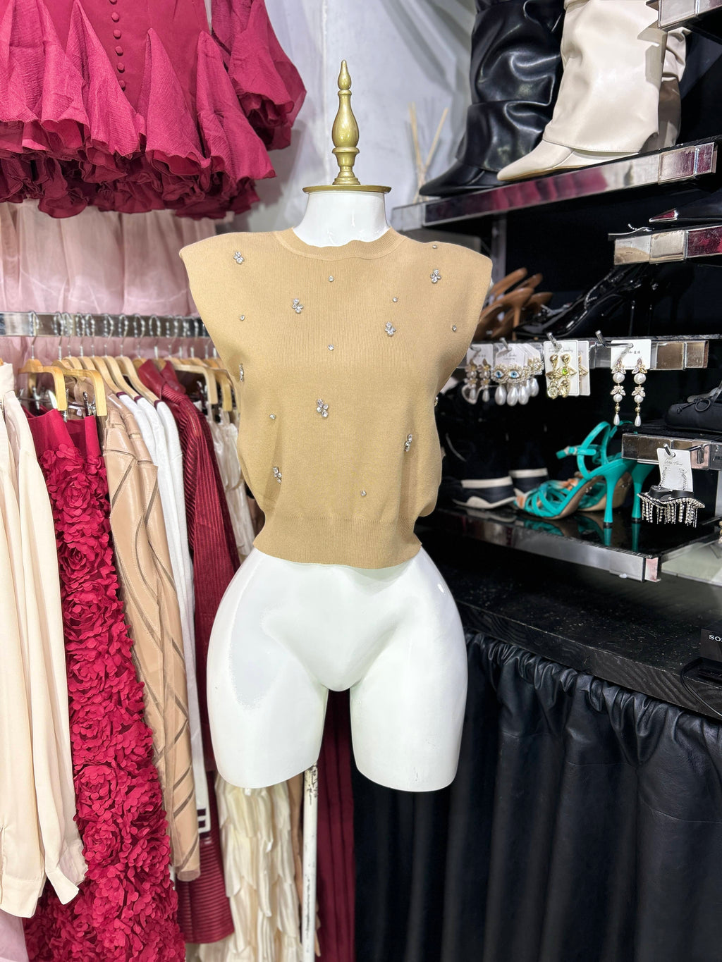 Blusa camel sin manga tela tipo sueter con pedreria