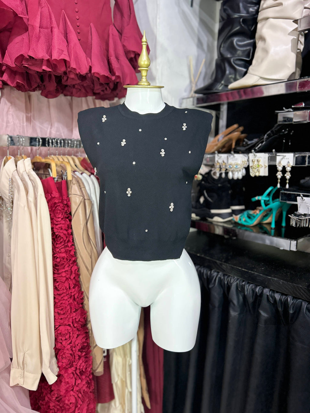 Blusa negra sin manga tela tipo sueter con pedreria