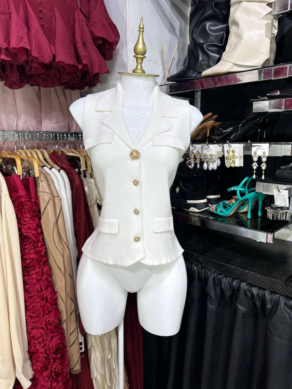 Blusa blanca sin manga cuello camsiero tela de punto con botones dorados