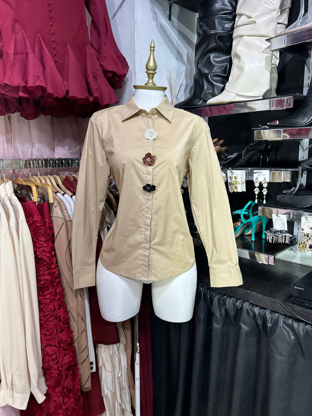 Camisa mocca con botones acrilicos de flor