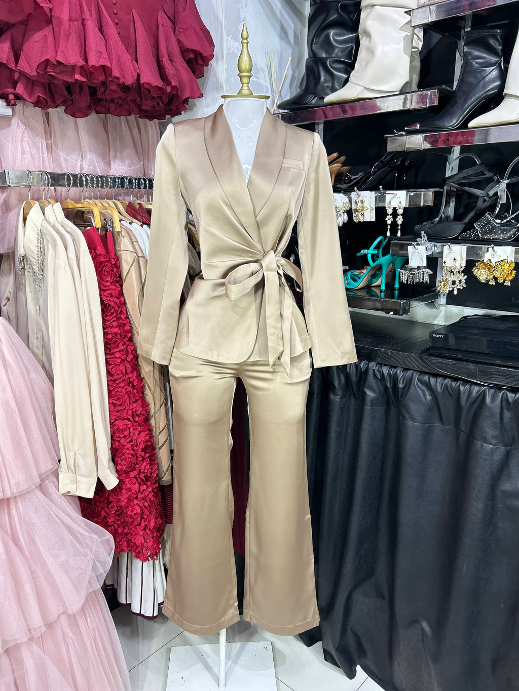 Conjunto mocca satinado con amarre en cintura saco y pantalon