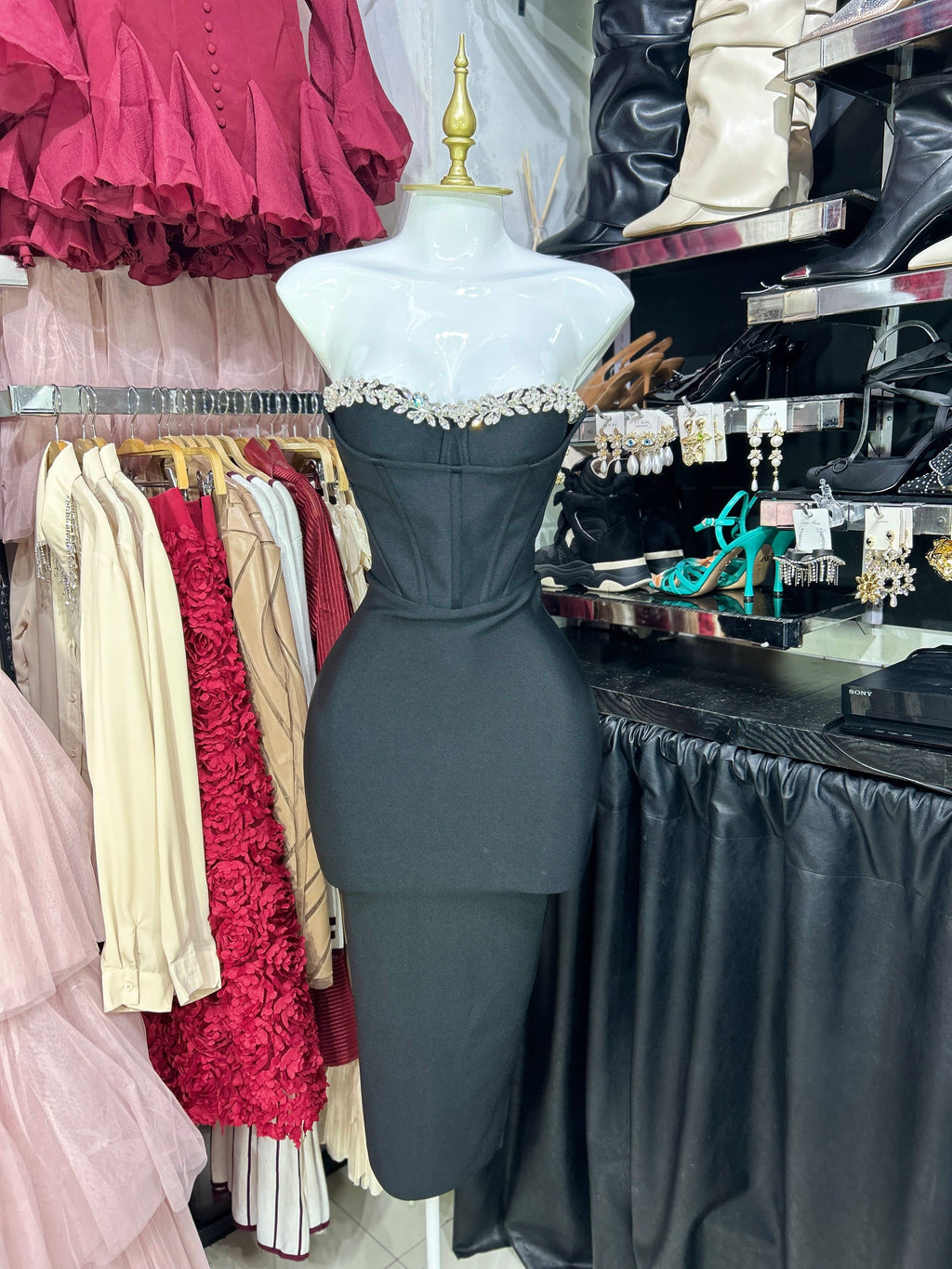 Vestido negro bandage strapless con pedreria en escote RESTOCK II