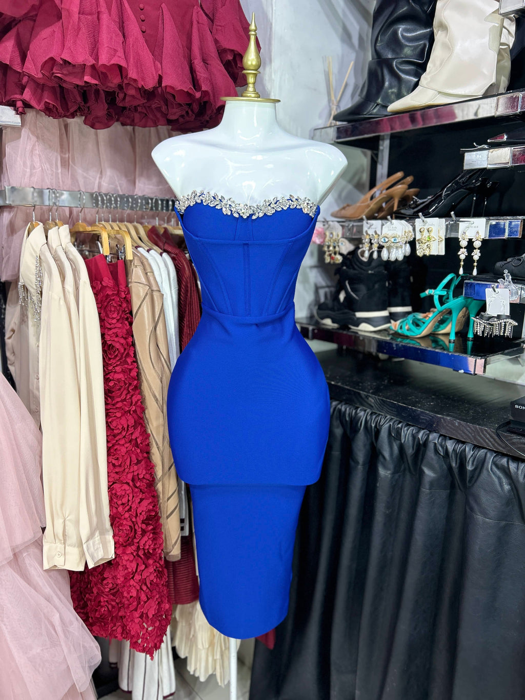 Vestido azul bandage strapless con pedreria en escote