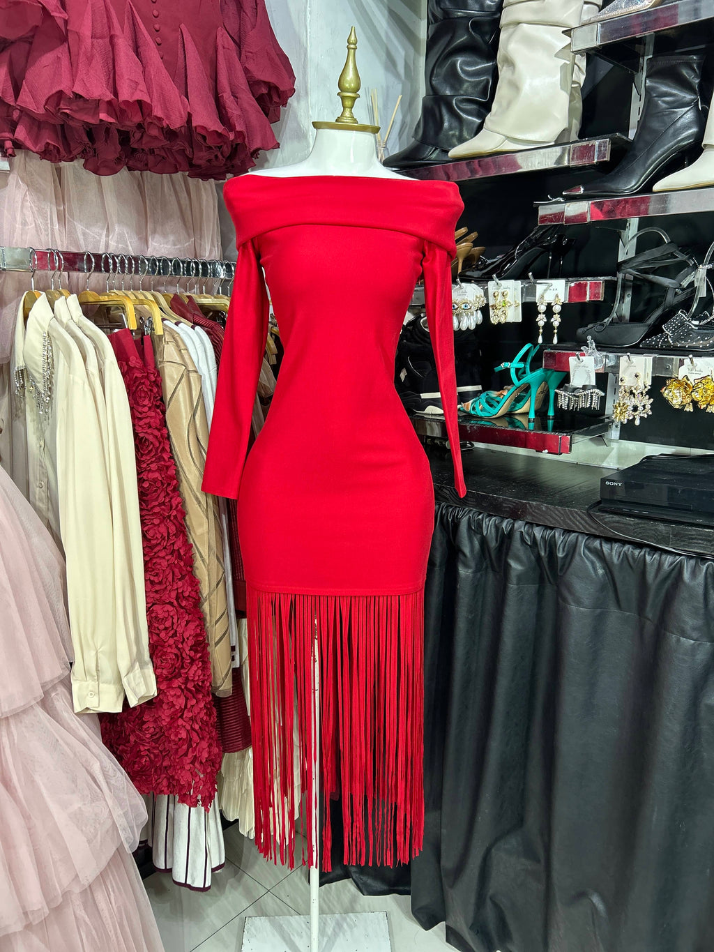 Vestido rojo manga larga off shoulders con tiras en ruedo