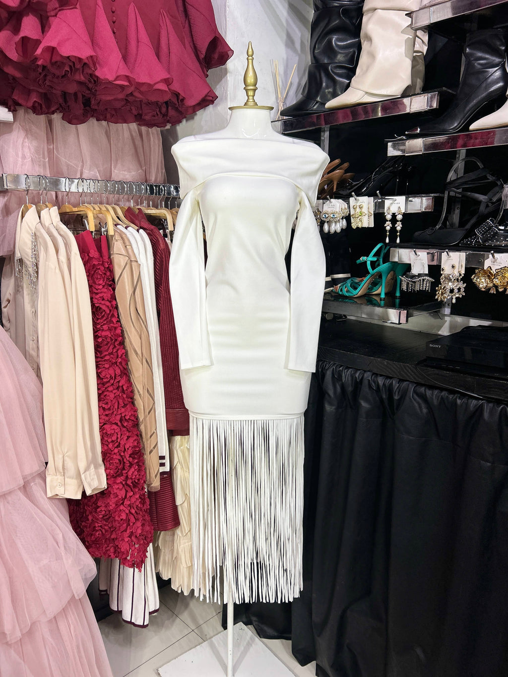 Vestido blanco manga larga off shoulders con tiras en ruedo