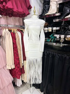 Vestido blanco manga larga off shoulders con tiras en ruedo
