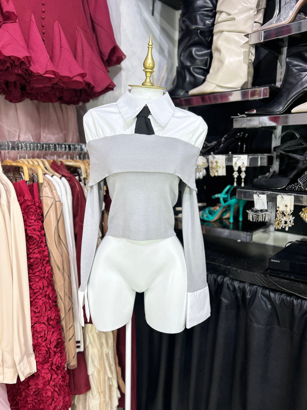 Blusa blanca camisera con sueter gris off shoulers simulado