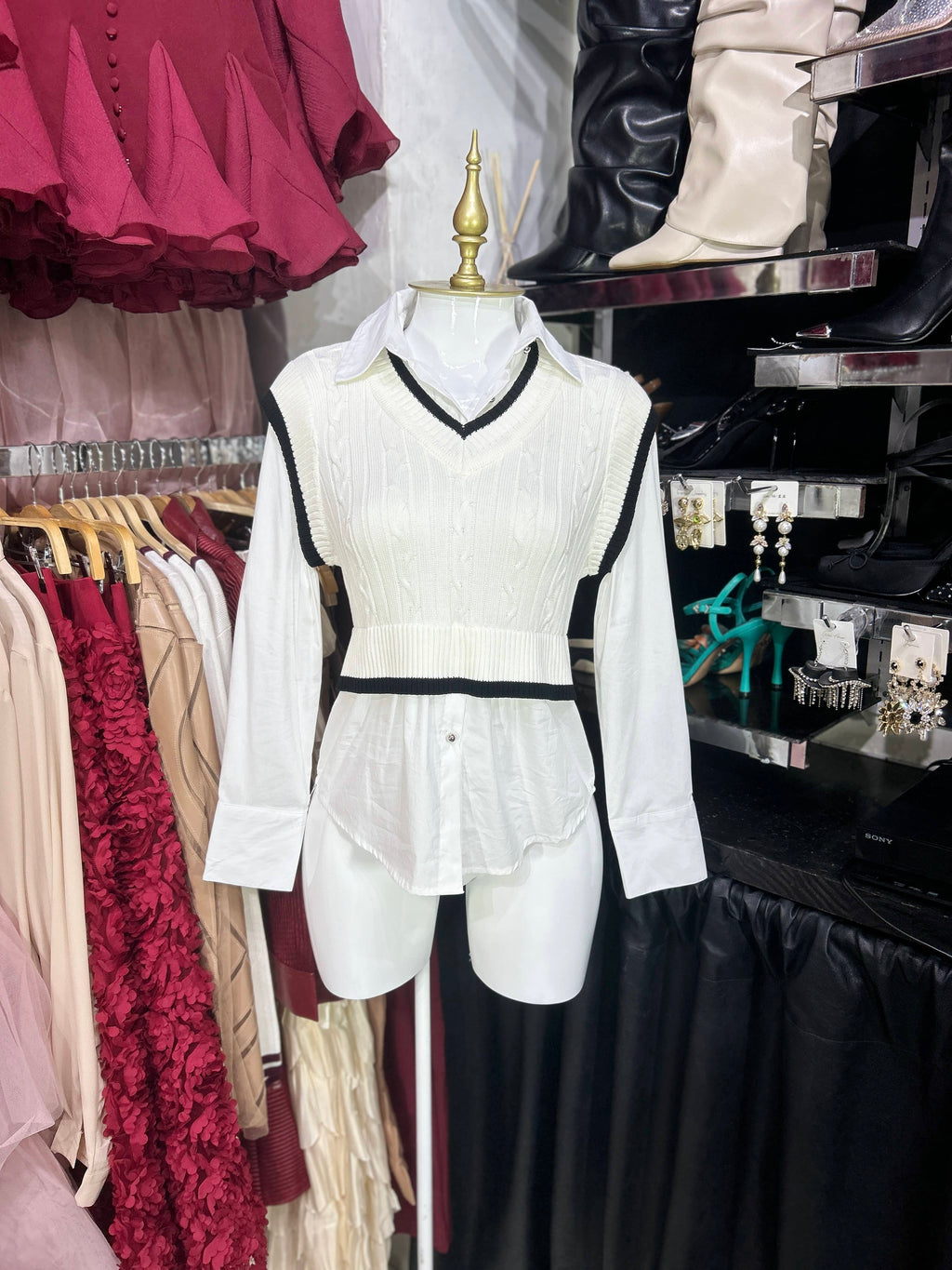 Blusa blanca camisera con chaleco al tono simulado