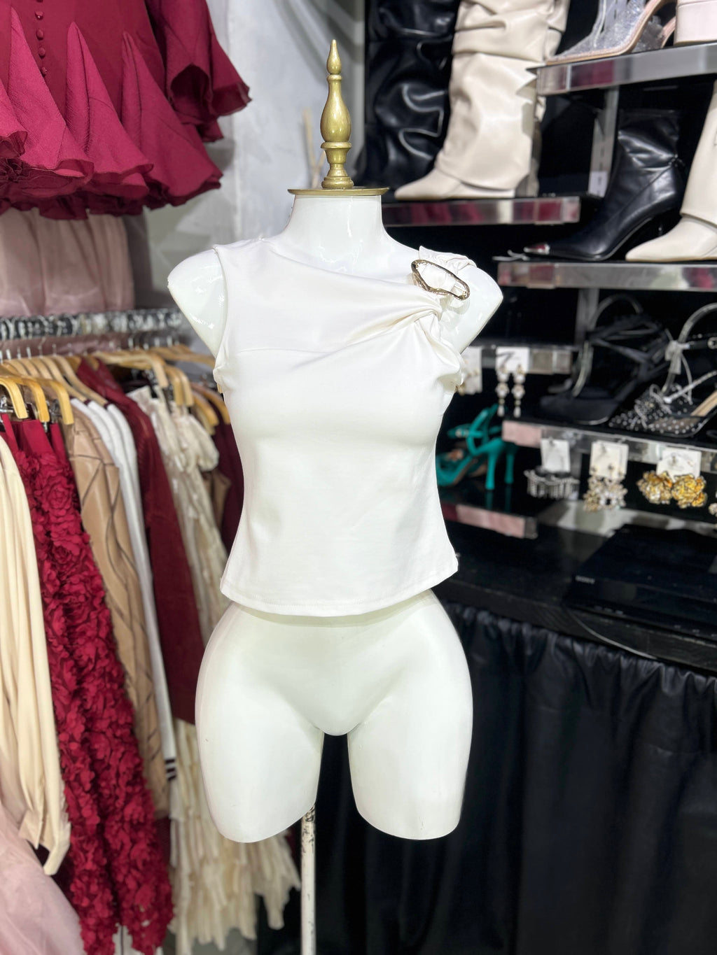 Blusa blanca sin mangas con herraje dorado en tirante