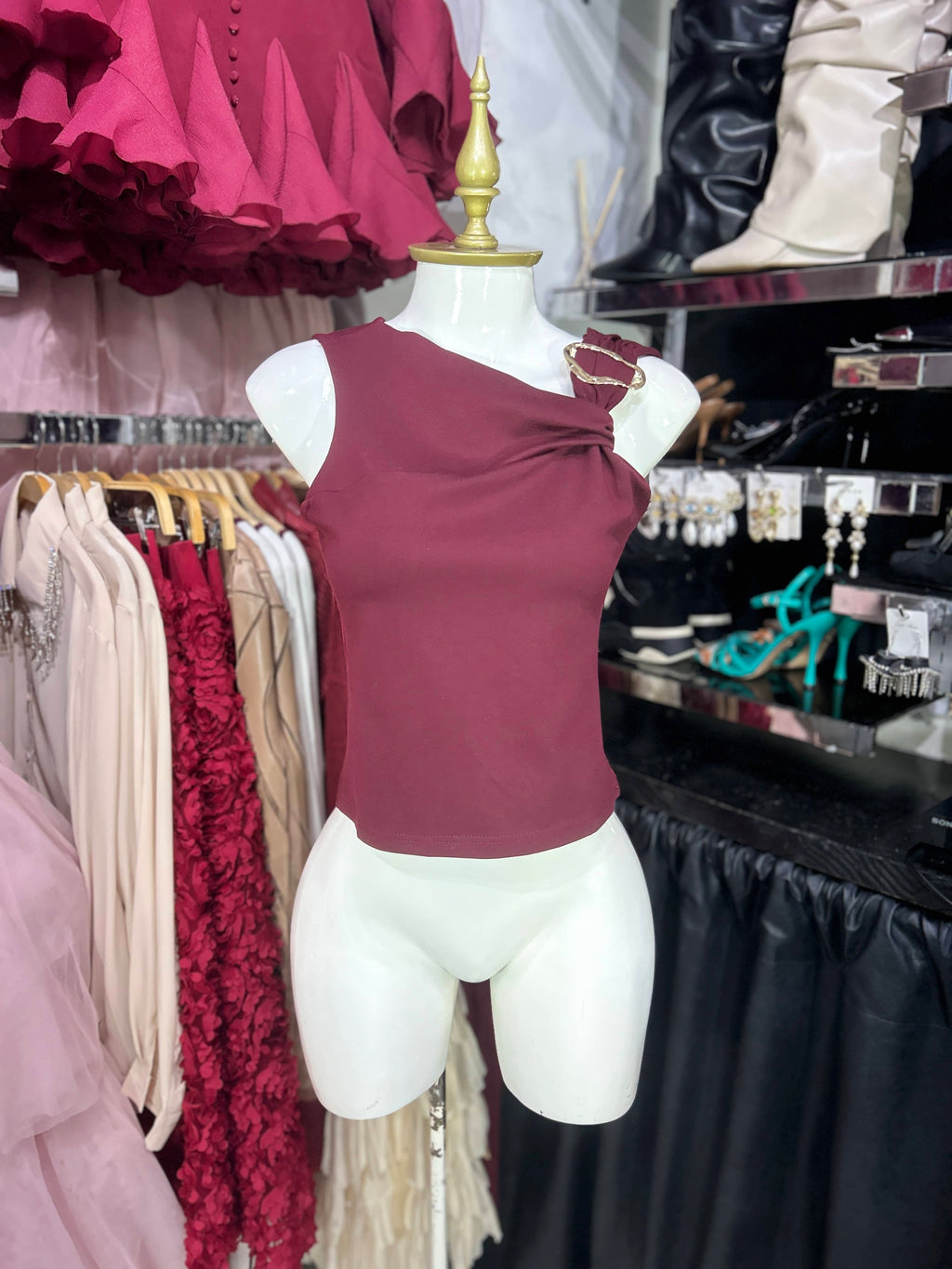 Blusa vino sin mangas con herraje dorado en tirante