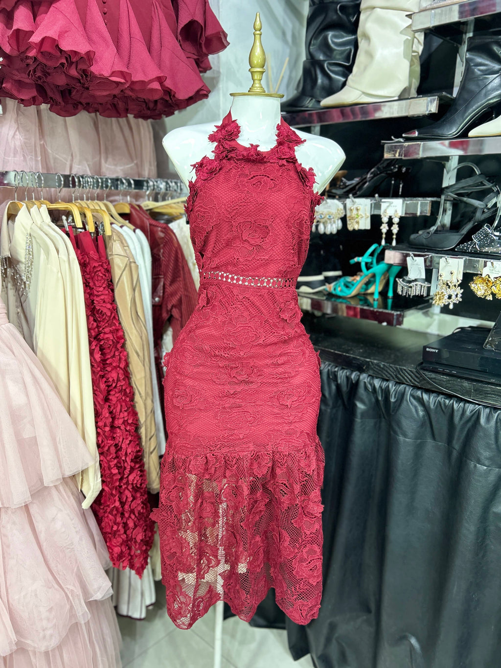 Vestido vino halter tela tipo gipure