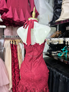 Vestido vino halter tela tipo gipure