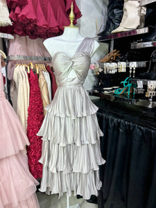 Vestido plata drapeado largo de un hombro
