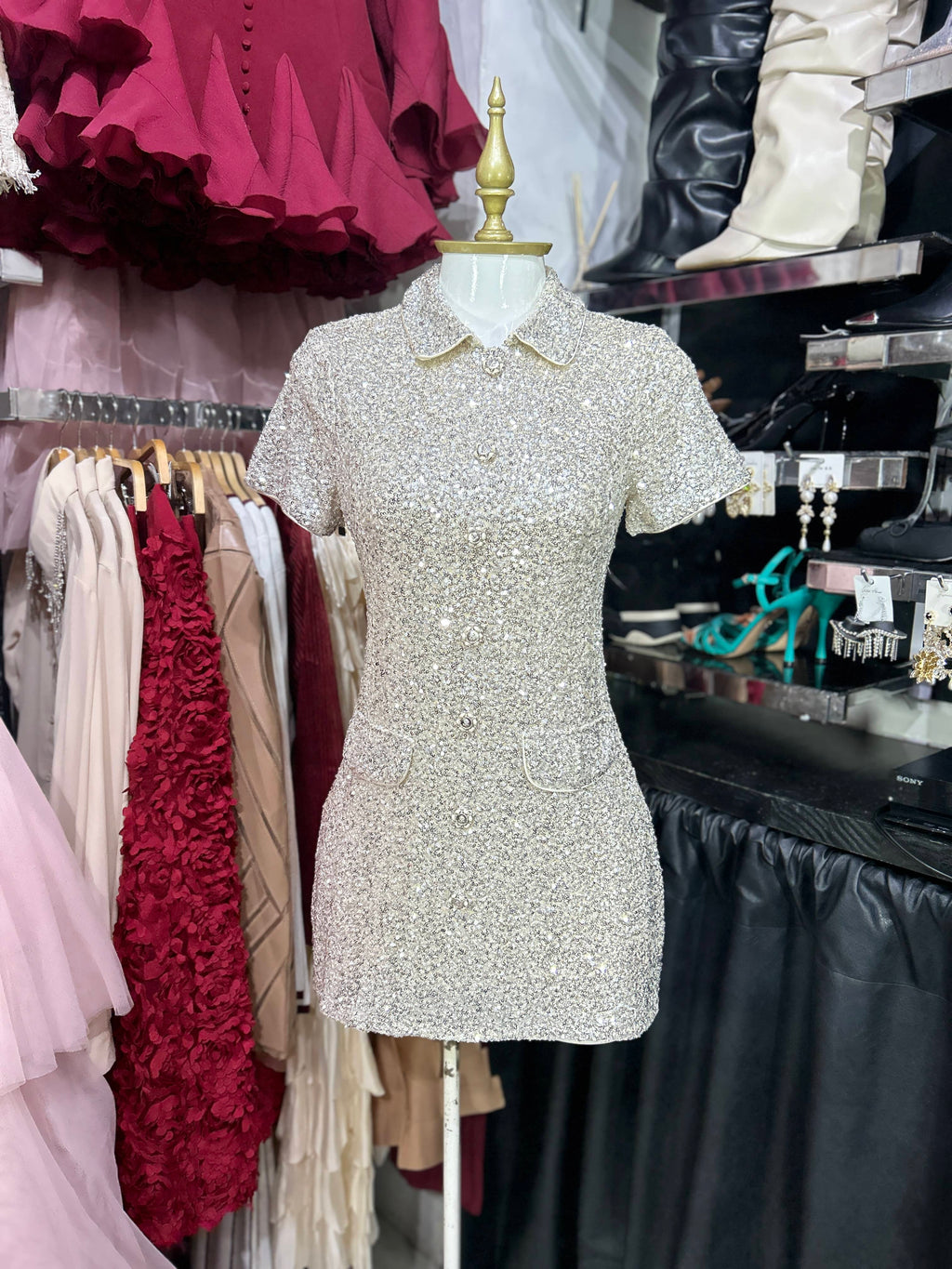 Vestido de lentejuela plateada con cuello bobo y bolsas