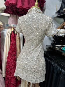 Vestido de lentejuela plateada con cuello bobo y bolsas