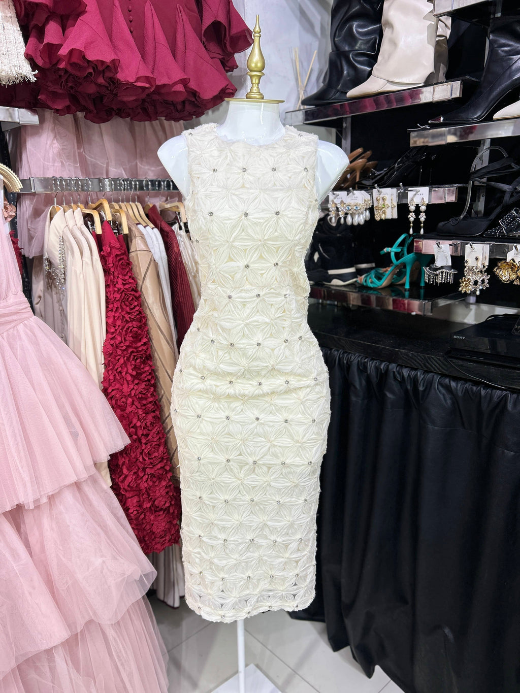 Vestido midi sin manga con flores en tela de mesh con relieve y pedreria al centro