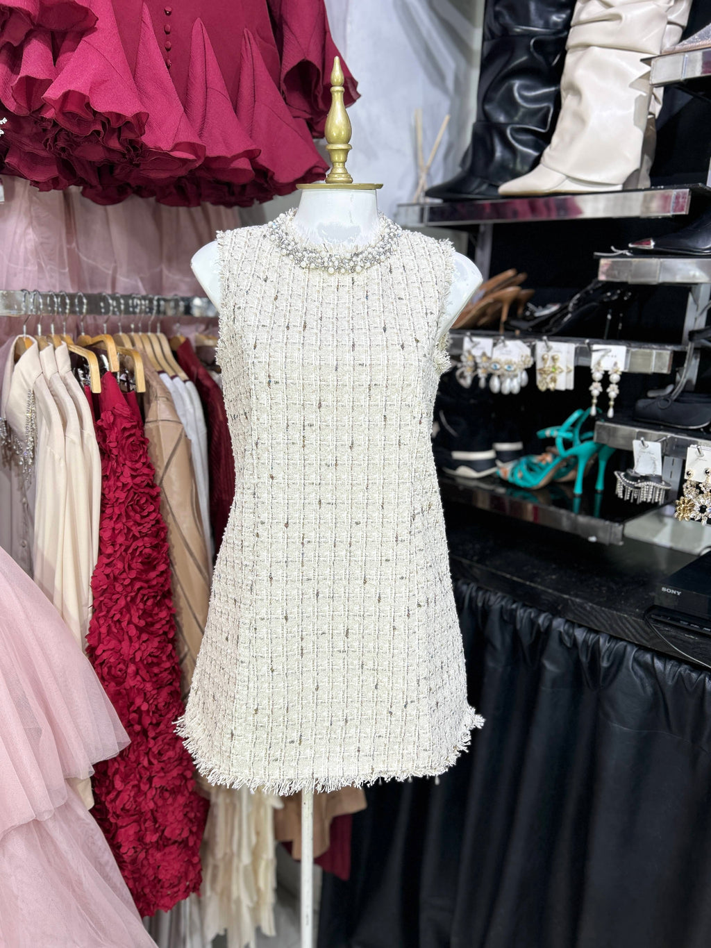 Vestido sin manga tela tipo tweed con perlas y pedreria en cuello