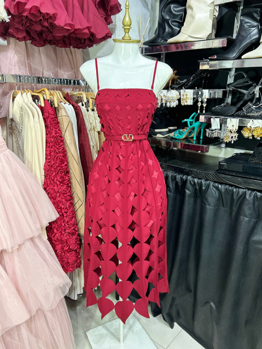 Vestido vino de tirantes texturizado circulos