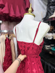 Vestido vino de tirantes texturizado circulos