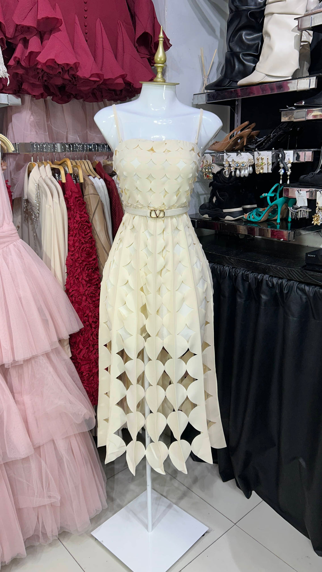 Vestido beige de tirantes texturizado circulos