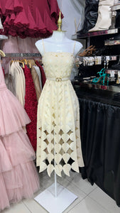 Vestido beige de tirantes texturizado circulos