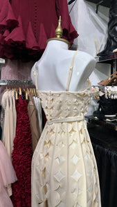 Vestido beige de tirantes texturizado circulos
