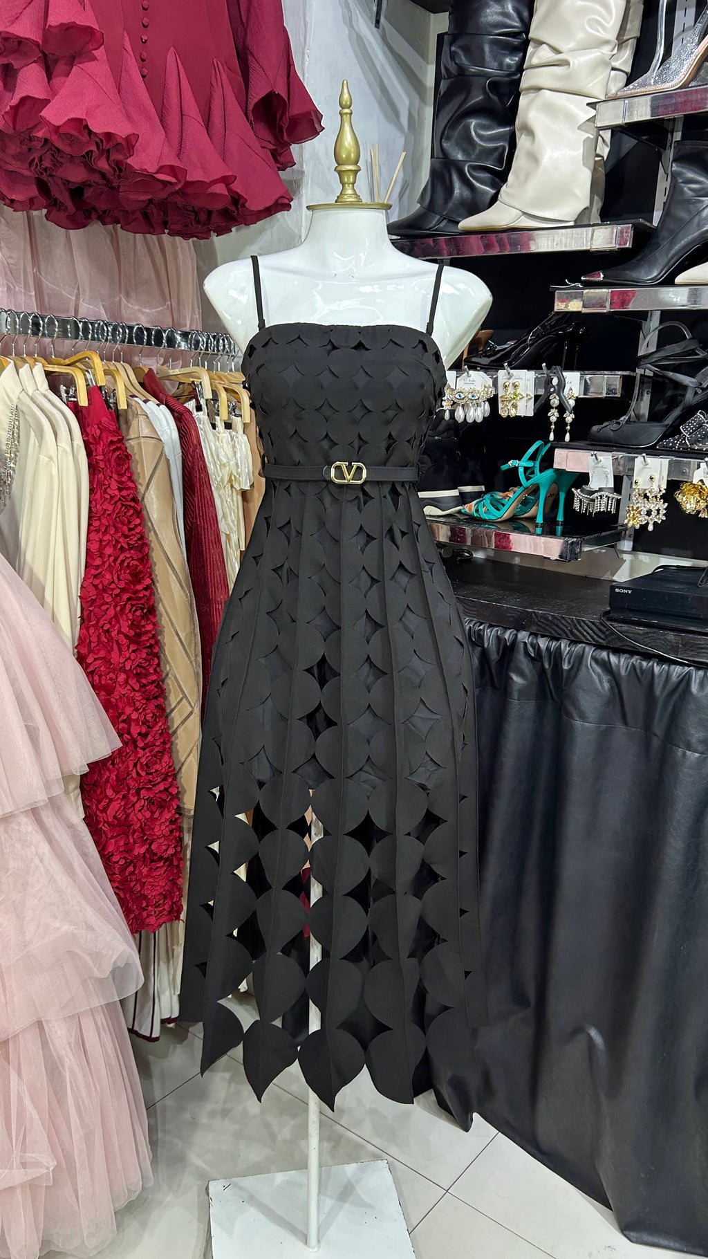 Vestido negro de tirantes texturizado circulos