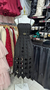 Vestido negro de tirantes texturizado circulos