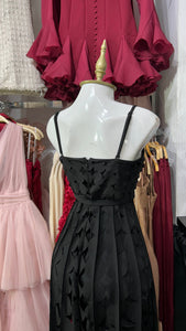 Vestido negro de tirantes texturizado circulos